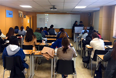 강연 중 포착된 모습